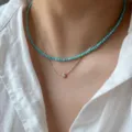 Nahaufnahme Detail der Sterlingsilber Türkis Perlenkette mit geschichteter Diamantkette. - 925er Silber / Türkisblau (Silberverschluss)