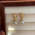 Boucles doreilles perles fleur de lis vintage or avec cristaux brillants pour femmes chic - Avec Fermoirs en Plastique / Ton Or