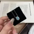 Élégant collier pendentif en argent avec zircon bleu ovale et diamants étincelants. - Collier Zirconia Bleu de Mer - Couleur Or Blanc