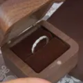 Bague vague argentée avec strass, alliance géométrique étincelante pour femme chic. - Style Géométrique Tout Zirconia / Argent