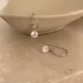 Gros plan détaillé des boucles d'oreilles vintage minimalistes en argent sterling. - Argent 925 / Or blanc