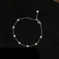 Gros plan détaillé d'un bracelet en argent sterling avec des pierres étincelantes. - Argent 925 / Plaqué Platine