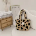 Dettaglio borsa in pelliccia sintetica con motivo cuore, borsa invernale autunnale. - 29*8*20cm / Cuore Nero Cachi