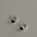 Gros plan détaillé des boucles d'oreilles créoles cœur noir zircon argent S925, design délicat. - Argent 925 / Zirconia Noir - Argent