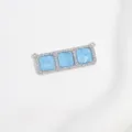 Detailansicht eines glitzernden Zirkonia-Verbinderanhängers mit drei blauen Muscheleinsätzen. - Platin Himmelblau Drei-Block Anhänger