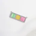 Vue détaillée du connecteur pendentif à trois carrés en cuivre et zircone aux couleurs vives. - Platine Coloré Trois-Bloc Pendentif