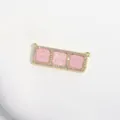 Detaillierte Nahaufnahme des rechteckigen Doppel-Ösen Schmuckverbinders mit Zirkonia. - Gold Rosa Drei-Block Anhänger