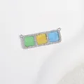 Detaillierte Nahaufnahme von Kupfer Mikro-Pave Zirkonia Dreifach-Quadrat-Verbinder-Anhänger. - Platin Blau Gelb Grün Drei-Block Anhänger