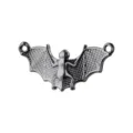 Gros plan détaillé du connecteur de charme d'aile de chauve-souris en métal pour bijoux. - Chauve-souris / Métal canon