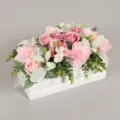 Künstliches Blumen Gesteck mit rosa Rosen im weißen Holztopf für Heim und Hochzeit - Rosa Pfingstrose Eukalyptus Holzkiste