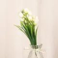 Kuenstlicher weisser Tulpen Blumenstrauss mit gruenen Blaettern in Glasvase fuer Heimdeko - Weiß