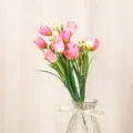 Künstlicher rosa Tulpenstrauß mit Glasvase für die Tischdekoration zu Hause. - Rosa