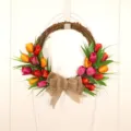 Künstlicher Tulpenkranz mit Jute Schleife, Frühlings Oster Blumen Türkranz für die Haustür. - Stil B