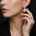 Eleganti orecchini pendenti in zircone a forma di pera con pavé, dettaglio di gioielli. - Stile Goccia d'Acqua (RH922001-1) / Bianco