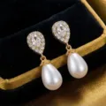 Elegante waterdruppel parel oorbellen met sprankelende zirkoon voor dames, chique bruidssieraden. - Champagnegoud