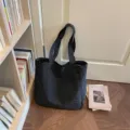 Dunkle gestreifte Seersucker Tote Bag, lässige große Umhängetasche für den Alltag. - Schwarz