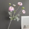 Vista detallada de rama de flor de ranúnculo artificial de 6 cabezas, ideal para decoración. - Rosa