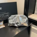 Élégante pochette zippée effet métallisé argenté, sac nuage tendance pour les femmes. - Argent