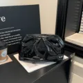 Bolso de mano plisado negro, bolso nube de charol brillante, diseño minimalista y de moda. - Negro