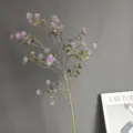 Vista detallada de la rama de flores de bayas moradas artificiales, ideal para la decoración del hogar. - H85cm / 050 Púrpura