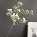 Primer plano detallado de rama de lila artificial blanca, decoración floral realista. - Blanco