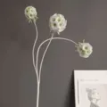 Gros plan détaillé d'une branche de fleur artificielle floquée avec des fleurs blanches. - H60CM / Vert Lait