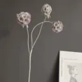 Detalle de rama de flor de escabiosa flocada artificial, atrezzo fotográfico nórdico. - H60CM / Violeta Claro