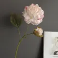 Detalle de flor de peonía artificial, elegante diseño retro realista con capullo y tallo. - Rosa