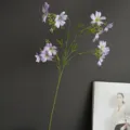 Primer plano detallado de ramas de cosmos y crisantemos artificiales para la decoración. - Morado Claro