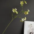 Primo piano dettaglio del ramo di fiore di clematide artificiale, supporto fotografico. - Giallo