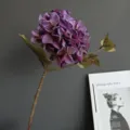Detalle de tallo de hortensia artificial violeta, arreglo floral vintage para hogar y boda. - Morado