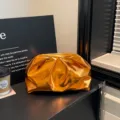 Sac pochette métallique doré, élégant sac nuage plissé pour soirée de femmes et mode quotidienne. - Orange