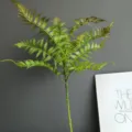 Detalle de planta de helecho artificial, rama de hoja verde suave para decoración del hogar. - H70CM / Punta Roja