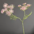 Primer plano detallado de una rama de flor artificial rosa para decoración de interiores. - H52CM / Rosa Claro