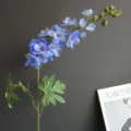 Dettaglio del fiore di delphinium artificiale, petali blu realistici per decorare. - H90CM / Blu