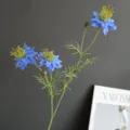 Gros plan d'une branche de fleur de nigelle bleue artificielle aux feuilles délicates. - H45CM / 5# Bleu