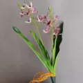 Detalle de flor de orquídea artificial, ideal para decoración del hogar moderno y diseño de hoteles. - Color Gato Púrpura