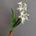 Rama de flor de orquídea artificial realista con flores blancas y hojas verdes para decoración. - Blanco