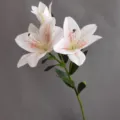 Vista dettagliata di un giglio artificiale a 3 teste con petali realistici per decorazione casa. - Colore Frutta