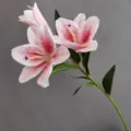 Exquisita flor de lirio artificial de tres cabezas con tacto suave para decoración del hogar. - Rosa carne