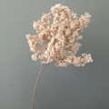 Detalle de rama de bayas artificiales, tallos de fruta de espuma rosa claro, decoración floral. - Rosa