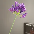 Primer plano detallado de tallo de flor de agapanto morado artificial para decoración. - Púrpura profundo