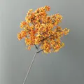 Primer plano detallado de rama de bayas artificiales, frutos de espuma naranja vivo. - Naranja