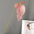 Primer plano detallado de anthurium artificial con patrón rosa salpicado y tallo largo para hogar. - H72CM / Rosa gala