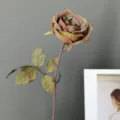 Vista detallada de sola rosa artificial de estilo pintura al óleo retro con tallo fino. - Café Verde