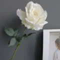 Detalle de rosa blanca artificial, flor falsa vintage con bordes quemados para decoración. - Blanco Lechoso