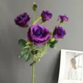 Gros plan détaillé d'une branche de roses violettes artificielles pour déco chic. - Violet foncé