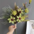 Primer plano detallado de un ramo de flores de clemátide artificial para decoración. - Verde Vintage