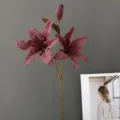 Detalle de rama de lirio artificial estilo pintura al óleo de 3 cabezas para decoración y bodas. - H52CM / Rosa Fucsia