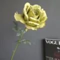 Hermosa rosa artificial con bordes quemados y estilo retro, ideal para detalles de hogar. - Verde